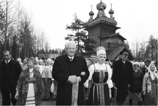 Борис Ельцин 23 мая 1996 года во время предвыборной поездки в Архангельск Фонд - фото 33