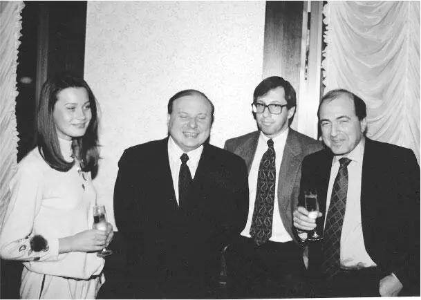 Елена Горбунова Егор Гайдар Петр Авен и Борис Березовский Личный архив - фото 34