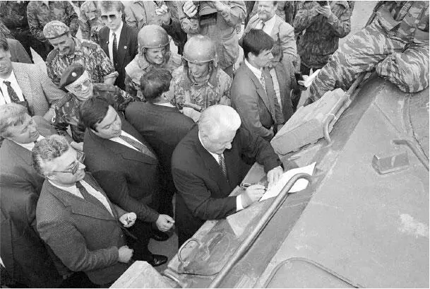 Борис Ельцин 28 мая 1996 года во время поездки в Чечню подписывает указ на - фото 38