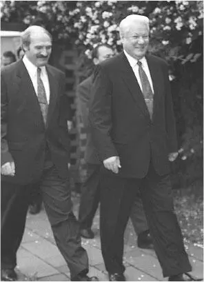 Александр Лукашенко и Борис Ельцин в Бресте 22 июня 1996 года Фонд - фото 50