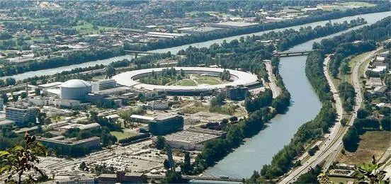 4 Кольцо синхротрона ESRF у слияния рек Изер вверху и Драк Электроны под - фото 127