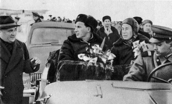 Конструктор встречает героев В канун десятилетия космической эры - фото 29