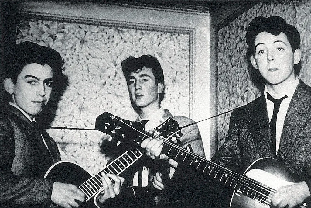 Эпоха Quarrymen справа налево Пол Джон и выглядящий почти подетски Джордж - фото 2