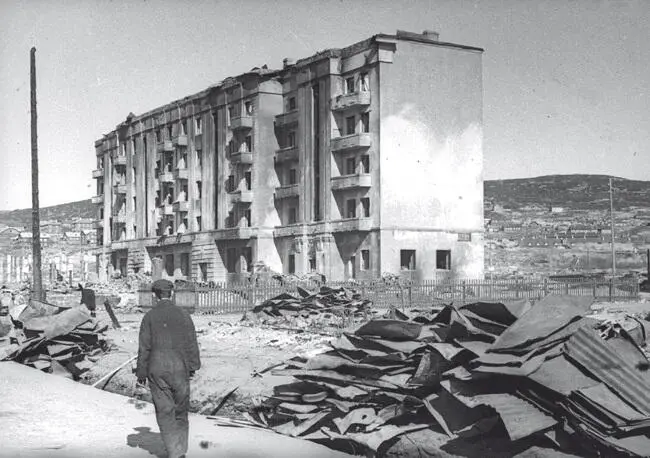 Мурманск после авианалета 1941 год Крейсер Кент после длительного и опасного - фото 10