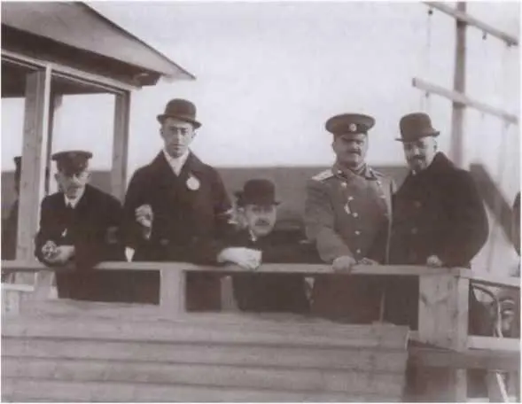 Сидней Рейли на трибуне аэродрома на Комендантском поле Сентябрь 1910 г - фото 20