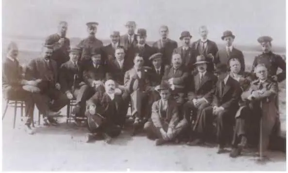 Сидней Рейли в центре с авиаторами на аэродроме 1911 г Сэр Мэнсфилд - фото 22
