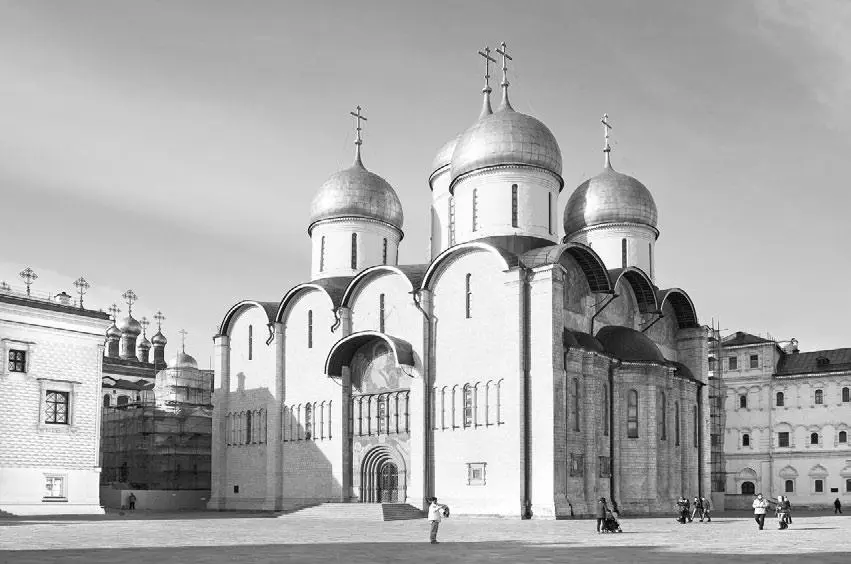 Вид на Успенский собор в Москве основанный 4 августа 1326 года князем Иваном I - фото 61
