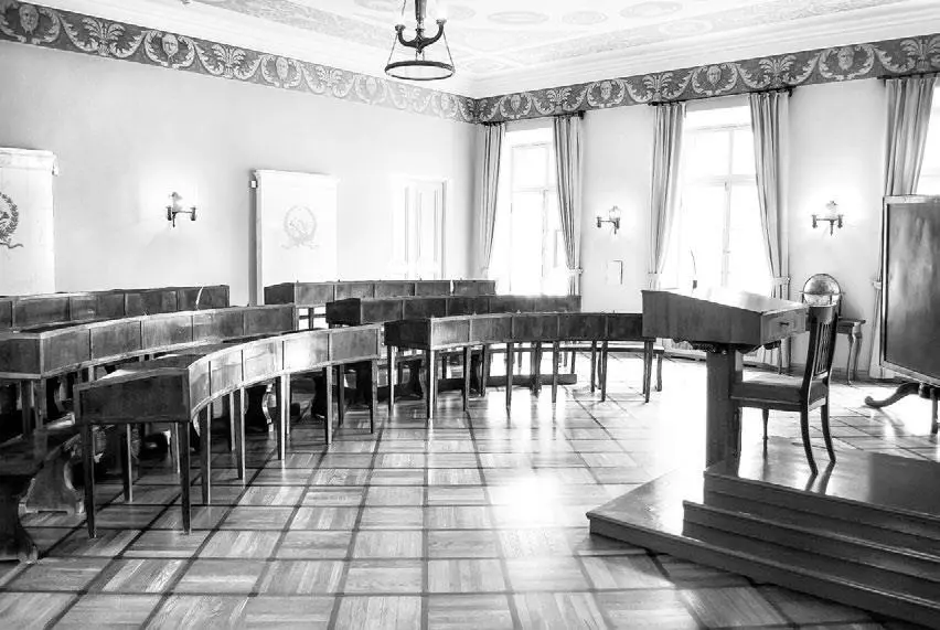 Учебный класс в Императорском Царскосельском лицее основанном в 1810 году по - фото 151