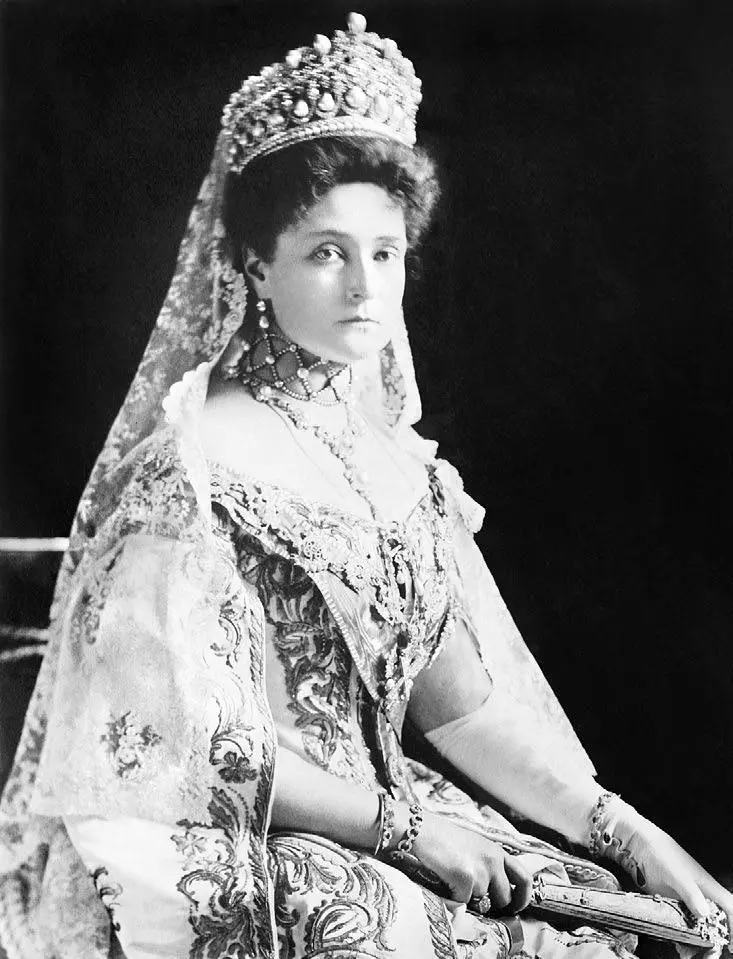 Императрица Александра Федоровна жена Николая II 1908 г Столыпин подошел в - фото 188