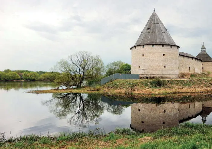 Вид на крепость Старой Ладоги куда по легенде в 862 году был призван на - фото 194