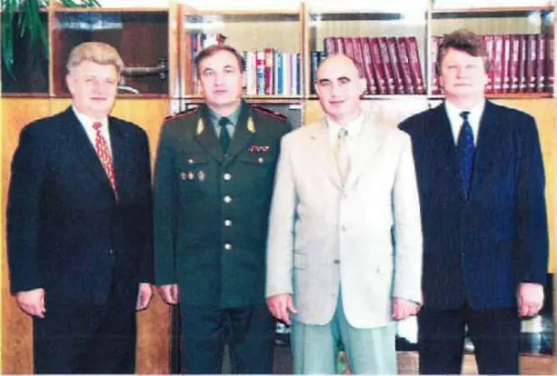 В гостях у А И Маренкова по случаю юбилея Магадана земляки друзья из - фото 10