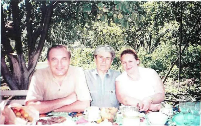 А И Маренков с супругой в гостях у автора книги на даче ОЧЕРКИ И - фото 20