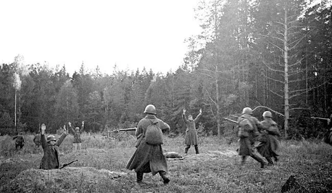 Немецкие солдаты сдаются в плен Сентябрь 1941 Участник боев на Курской дуге - фото 19
