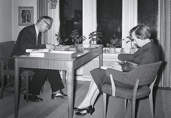 Ханс Рабен и Астрид Линдгрен в конторе 1956 год За спиной у Рабена картина - фото 46