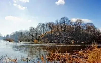 Валы городища Опочки со стороны реки По периметру стен были установлены всего - фото 32