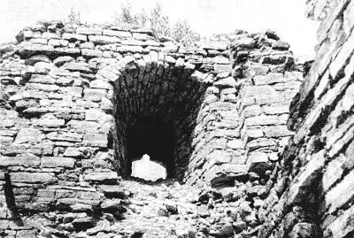 Рис 29 Одна из бойниц Воротной башни крепости Орехов Вид изнутри Стены всех - фото 82