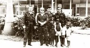 9 Группа советских военных советников в Лобито 1985 г На этом фото трудно - фото 102