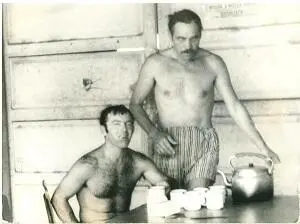 Август 1983 г г КуитоКуанавале Два друга В Закурдаев и Н Ковтун после - фото 96
