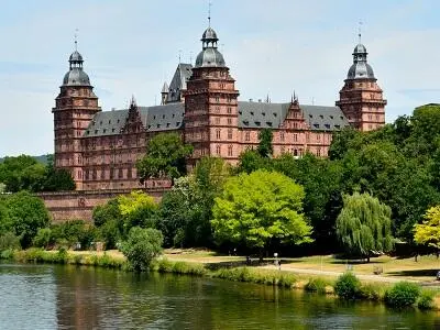 Архитектура княжеских резиденций XVI в еще хранила средневековую кубическую - фото 15
