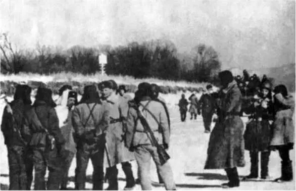 Начальник 2й заставы старший лейтенант Иван Стрельников заявляет протест - фото 20