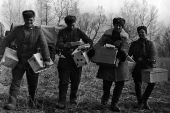 Со всех уголков Советского Союза защитникам Даманского приходили тысячи посылок - фото 43