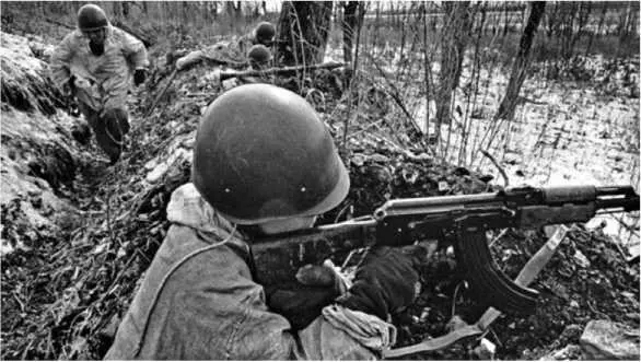 Военнослужащие 135й мотострелковой дивизии занимают позиции на участке - фото 44