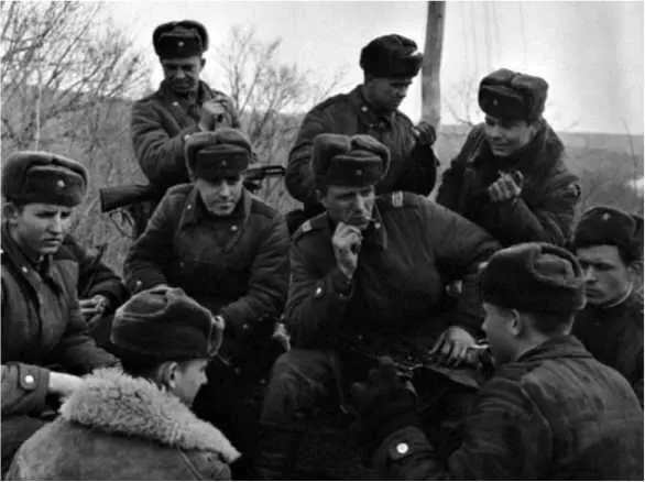 Бойцы Иманской мангруппы В центре сержант Илья Кобец Одно из этих посланий - фото 47