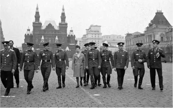 Герои боёв на Даманском на Красной площади Прилетел на учебный пункт Он - фото 69