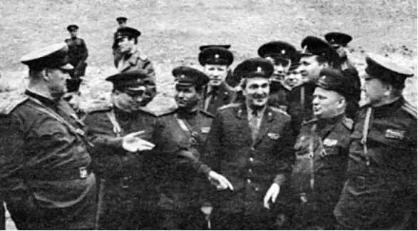 Командующий ТуркВО генерал армии НГ Лященко крайний слева с офицерами - фото 77