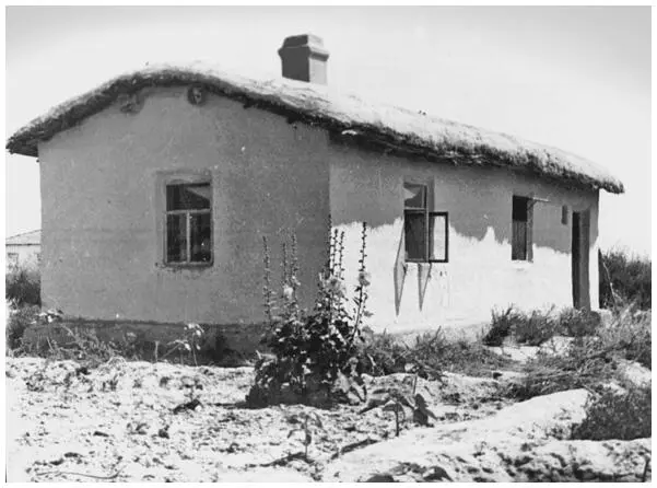 Глинобитная хата на краю КокТерека улица Пионерская где ссыльный Солженицын - фото 8
