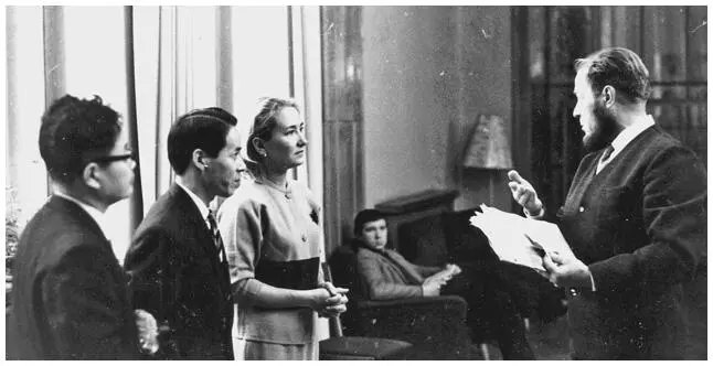 Встречаинтервью с С Комото второй слева Москва 1966 Редколлегия Нового - фото 26