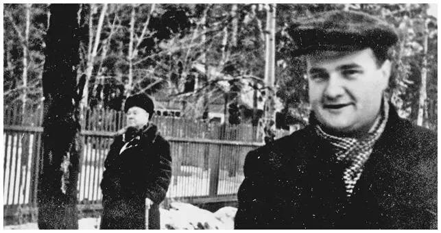 Вячеслав Всеволодович Иванов с отцом Вс Ивановым в Переделкине 1963 Жорес - фото 30
