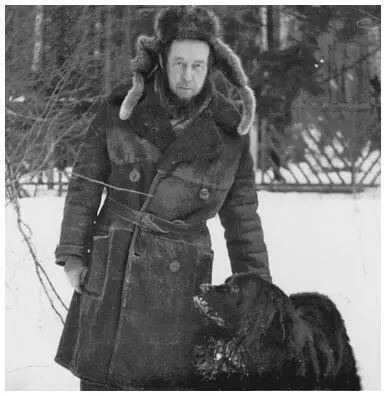 С ньюфаундлендом Ростроповича Жуковка 1972 Флигель на даче М А - фото 43