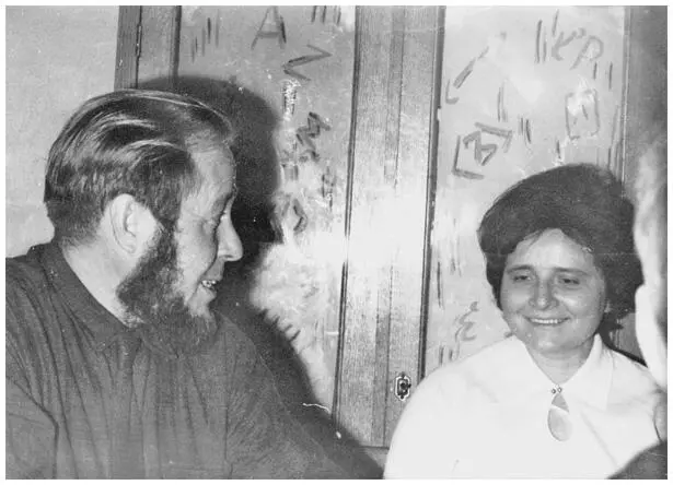 В Институте Русского Языка с Ламарой Андреевной Капанадзе Ноябрь 1967 Юрий - фото 88
