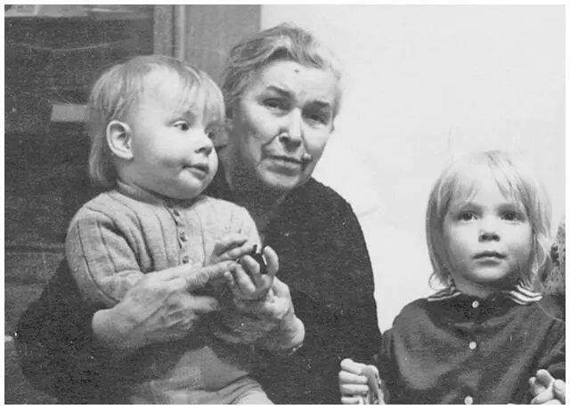Надежда Васильевна Бухарина с Ермолаем и Игнатом Солженицыными Москва 1974 - фото 106