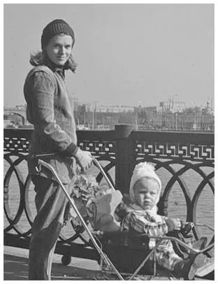 Ингрид Фредриксон с сыном Москва 1973 С Нильсом Мортеном Удгордом в - фото 122