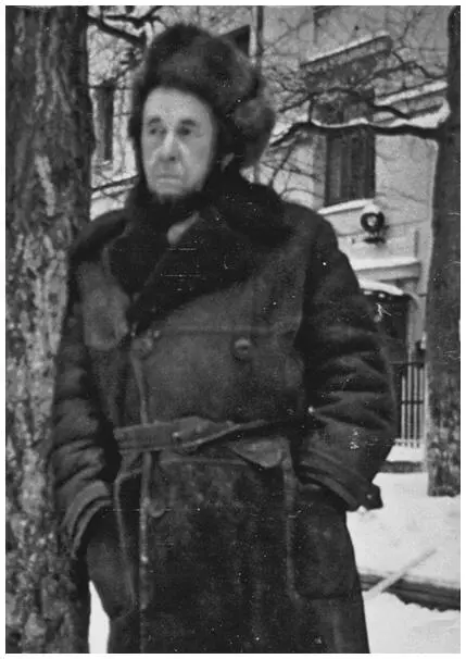Последняя фотография А И Солженицына до изгнания Во дворе дома в Козицком - фото 135