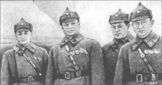 Советские военачальники слева направо М Н Тухачевский А И Егоров И Э - фото 19