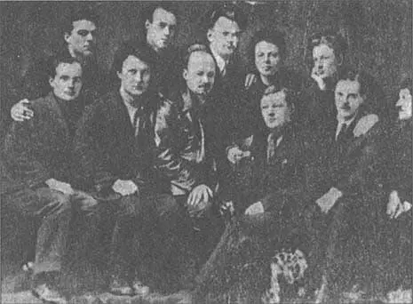 Н И Бухарин и его ученики сидят слева направо А Стецкий Д Розит Н - фото 41