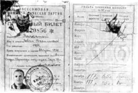 Посетители музея Краснознаменного Черноморского флота подолгу задерживаются у - фото 20