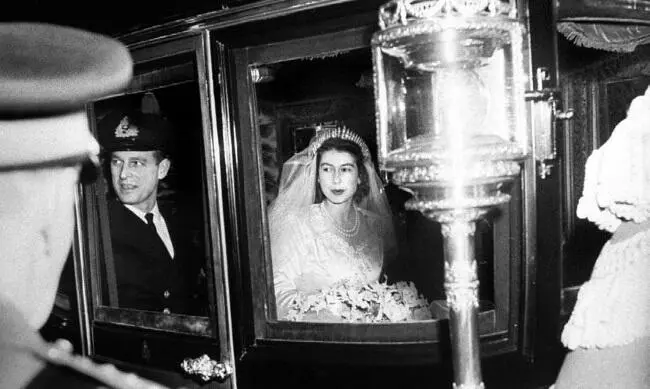 Принцесса Елизавета и Филипп Маунтбеттен 1947 год Королевская свадебная - фото 70