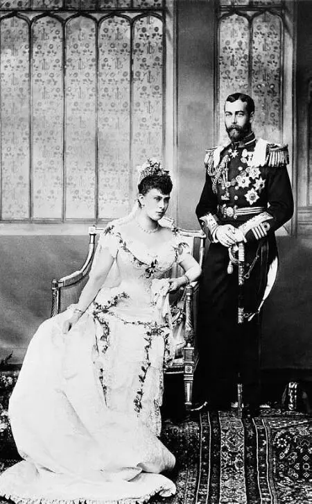 Будущий Георг V и Мария Текская в день своей свадьбы 1893 год Кусочек - фото 76