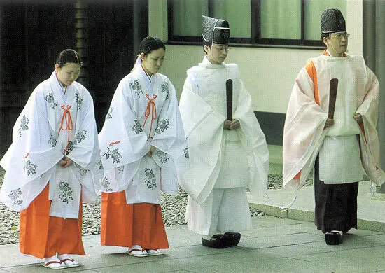 Синтоистские священнослужители с помощницами мико Настоятель Нагаока - фото 8