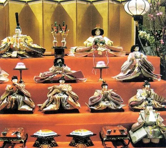Куклы на специальной подставке во время праздника Хина мацури Праздник - фото 18