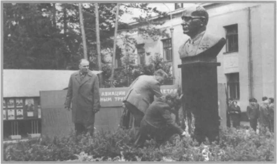 Бюст А Н Туполева перед административным корпусом 5 Бюст А Н Туполева в - фото 161