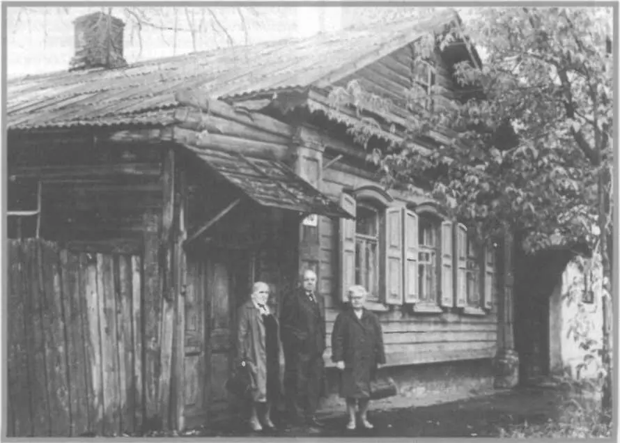 Дом 18 на Солодовой улице в Твери Стоят слева направо директор - фото 175