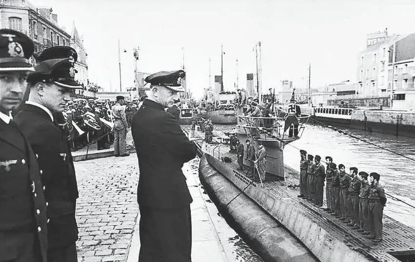 Карл Дёниц на базе субмарин в СенНазере Фото Bundesarchiv Bild 183J16093 - фото 30