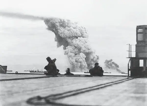Бомбежка конвоя PQ18 13 сентября 1942 г Кадр снят с британского авианосца - фото 33