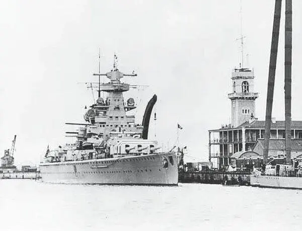 Крейсер Адмирал Шеер в порту Гибралтара 1936 г Фото Naval History and - фото 46