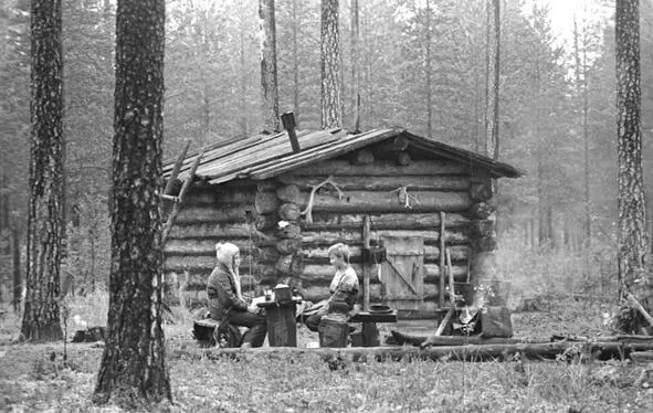 Избушка в ПечороИлычском заповеднике 1975 год Традиции русского деревянного - фото 24